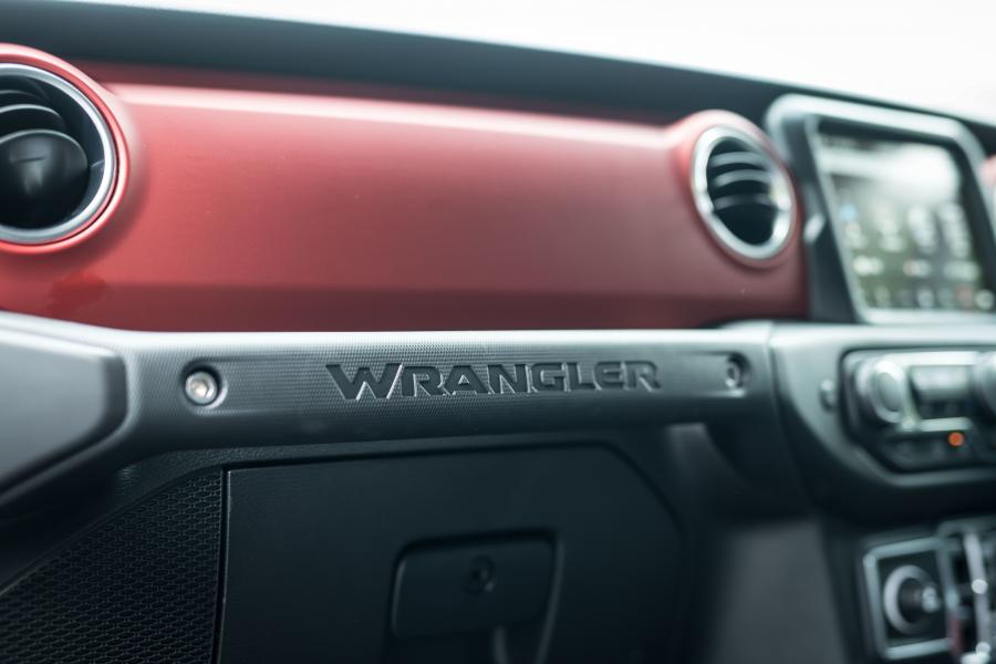 Детали интерьера Jeep Wrangler Unlimited Rubicon (JL) 2019 года  (JP) (фото 17 из 18)